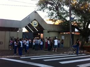 O ano letivo nas escolas estaduais do Paraná começaria hoje, mas os professores entraram em greve